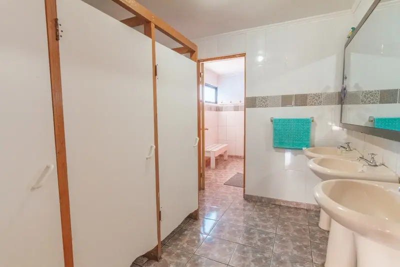 Baño compartido — Hostal El Descanso, Antofagasta