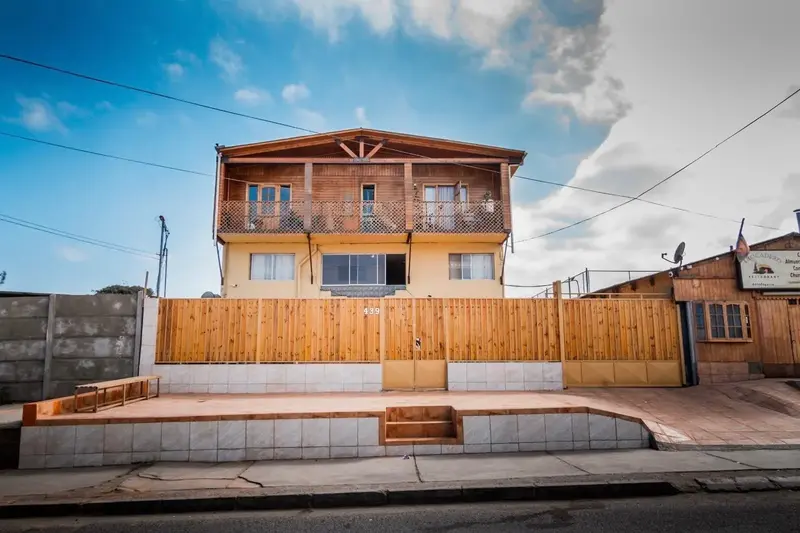 La fachada, en el sector norte de Antofagasta — Hostal El Descanso, Antofagasta